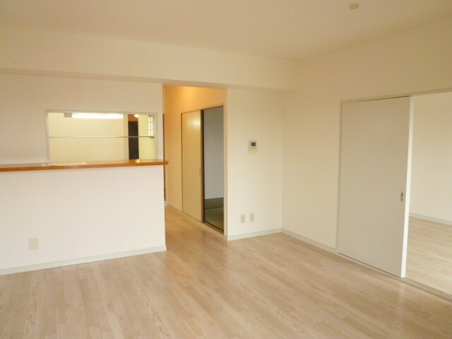 物件内観写真5　(こちらのリビングで趣味の時間をお楽しみください)