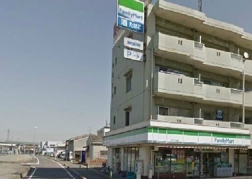 物件外観写真4　(ファミリーマートまで750m)
