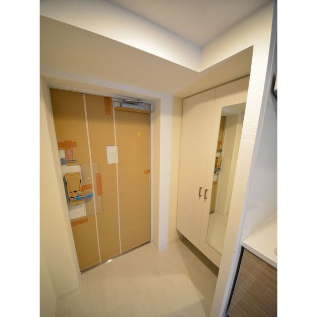 玄関(※写真は同じマンションの違う部屋のものになります。)