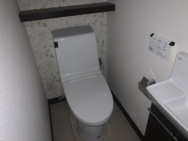 トイレ(※写真は同じマンションの違う部屋のものになります。)