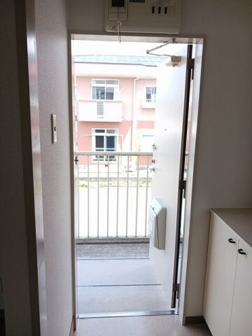 物件内観写真3　(ゆったりとした玄関です)