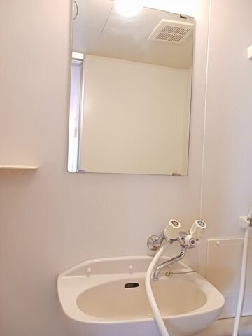 物件内観写真7　(ゆったりとスペースのある洗面所)