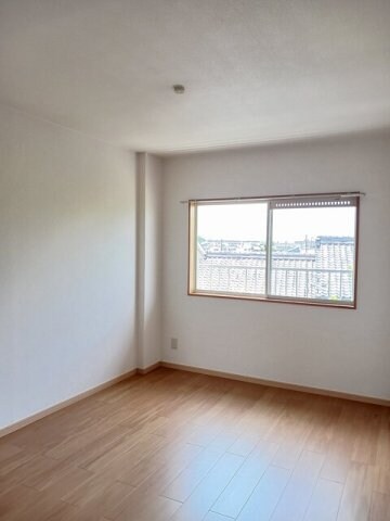 物件内観写真9　(明るい色調の室内です)