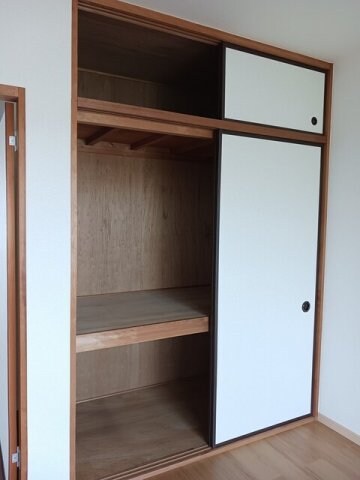 物件内観写真10　(便利な収納スペースです)