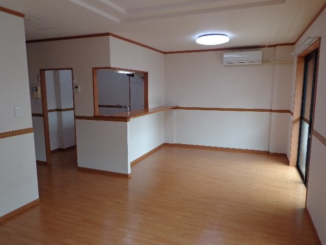 物件内観写真3　(リビング)