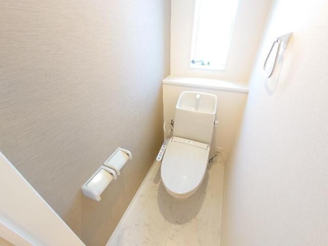 物件内観写真8　(シャワー付トイレ)