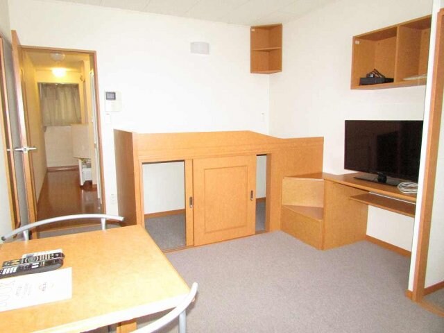 物件内観写真2　(テレビのタイプはお部屋により異なります。)