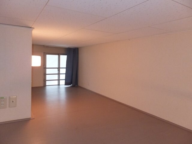 物件内観写真3　(ロフト内、窓・カーテン・灯り・コンセントあり)