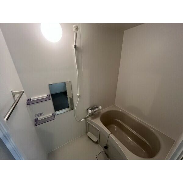 浴室(コンパクトで使いやすいお風呂です)