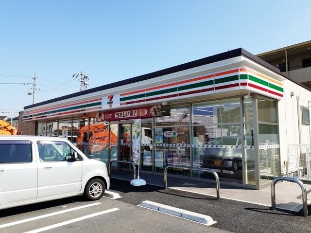 物件外観写真7　(セブンイレブン中小田井5丁目店まで500m)