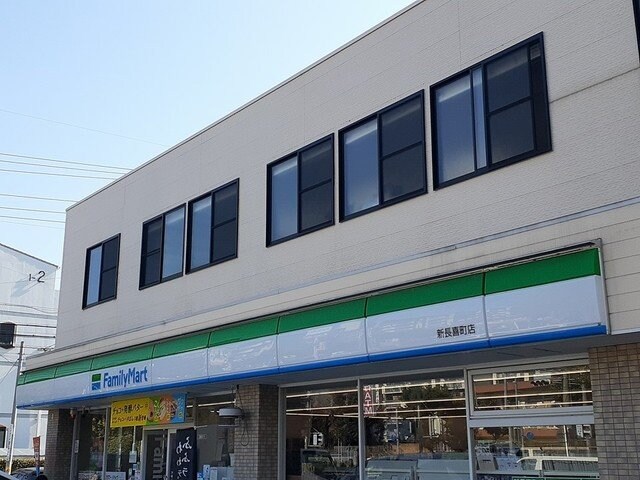 物件外観写真2　(ファミリーマートまで1000m)