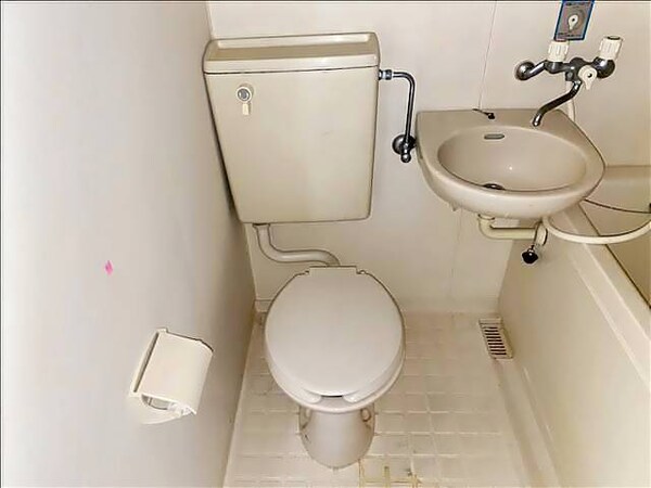トイレ(※写真は同じマンションの違う部屋のものになります。)