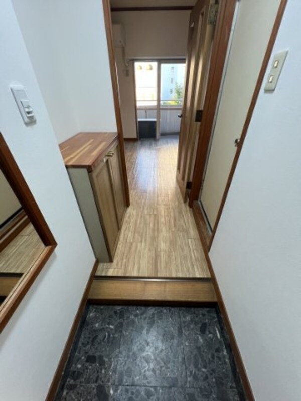 玄関(※写真は同じマンションの違う部屋のものになります。)