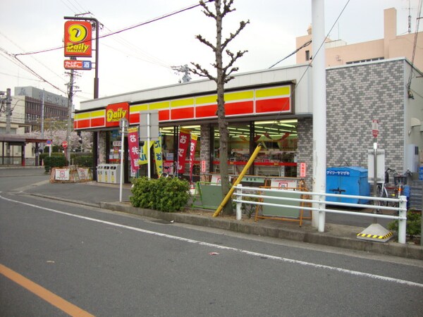 周辺環境(ヤマザキデイリーストア（コンビニ）まで700ｍ)