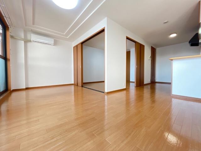 物件内観写真4　(リビング)