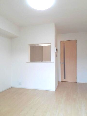 物件内観写真3　(こちらのリビングで趣味の時間をお楽しみください)