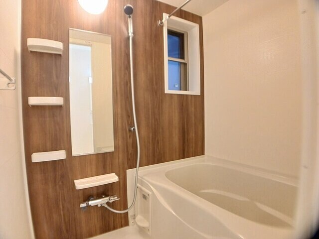 物件内観写真4　(きれいなお風呂です)