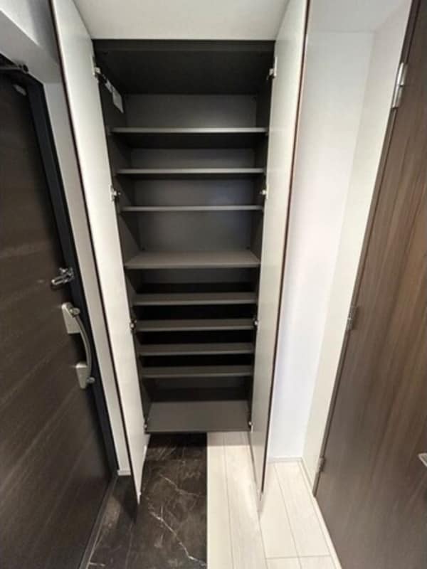 玄関(※写真は同じマンションの違う部屋のものになります。)
