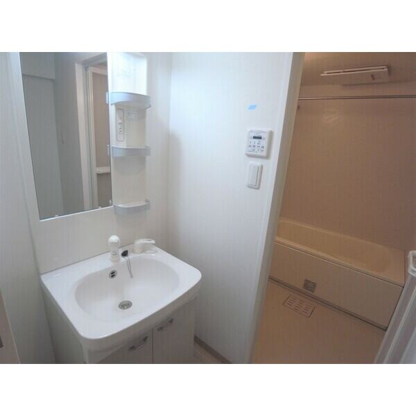 洗面・脱衣所(※写真は同じマンションの違う部屋のものになります。)