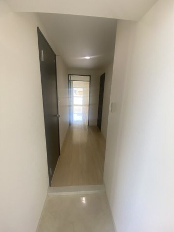 玄関(※写真は同じマンションの違う部屋のものになります。)