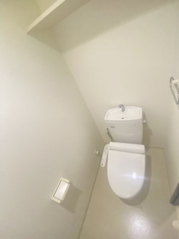 トイレ(※写真は同じマンションの違う部屋のものになります。)