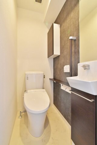 物件内観写真8　(WC・設備充実)