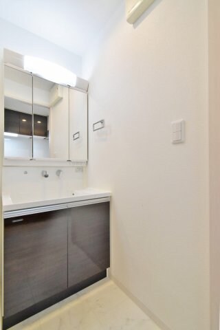 物件内観写真9　(三面鏡・シャンドレ)