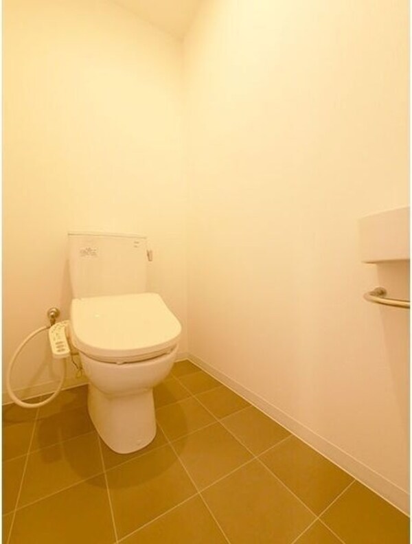 トイレ(※写真は同じマンションの違う部屋のものになります。)