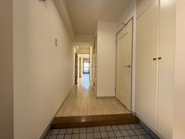 玄関(※写真は同じマンションの違う部屋のものになります。)
