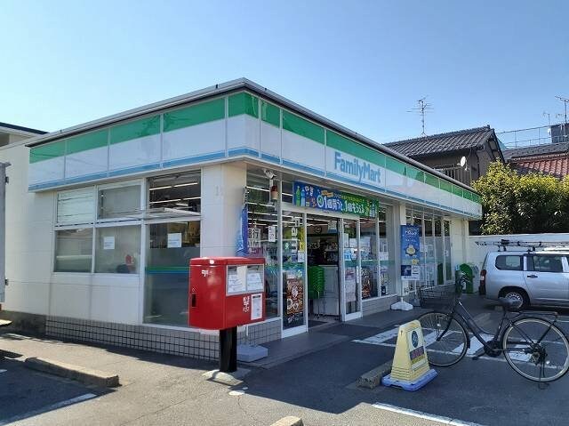 物件外観写真3　(ファミリーマートまで400m)