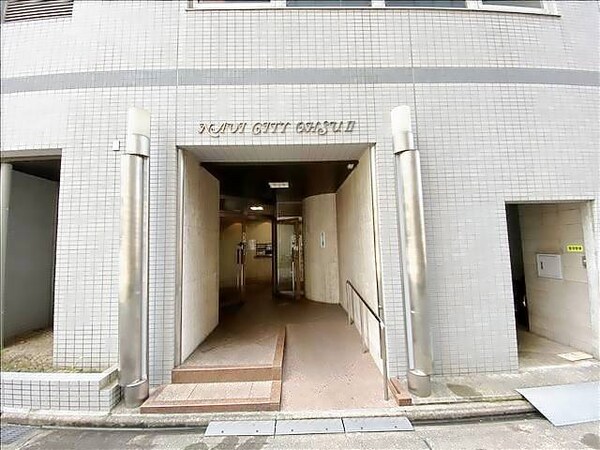 エントランス(※写真は同じマンションの違う部屋のものになります。)