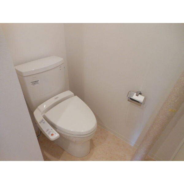 トイレ(※写真は同じマンションの違う部屋のものになります。)