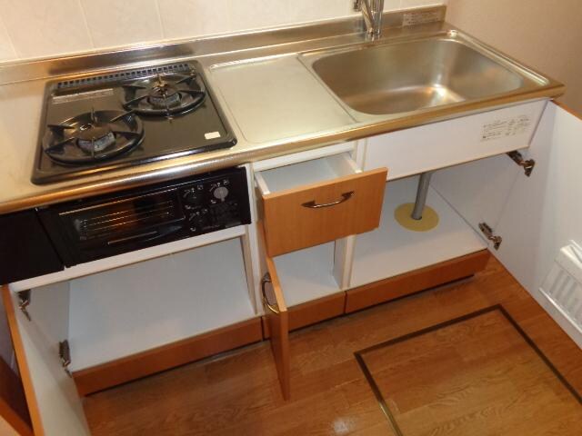 物件内観写真15　(キッチン下収納)