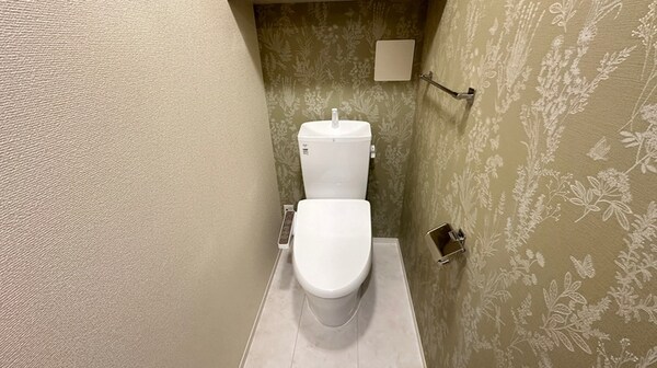 トイレ(※写真は同じマンションの違う部屋のものになります。)