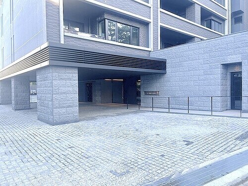 物件外観写真2　(エントランスアプローチ)