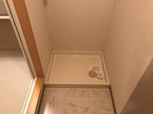 物件内観写真10　(洗濯機置場)