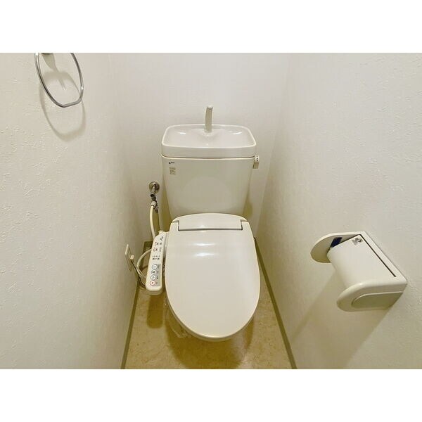 トイレ(※写真は同じマンションの違う部屋のものになります。)