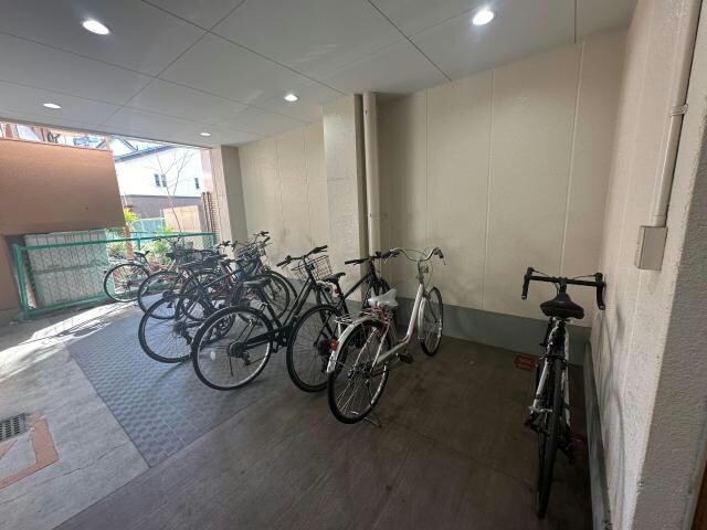 物件内観写真4　(駐輪場)