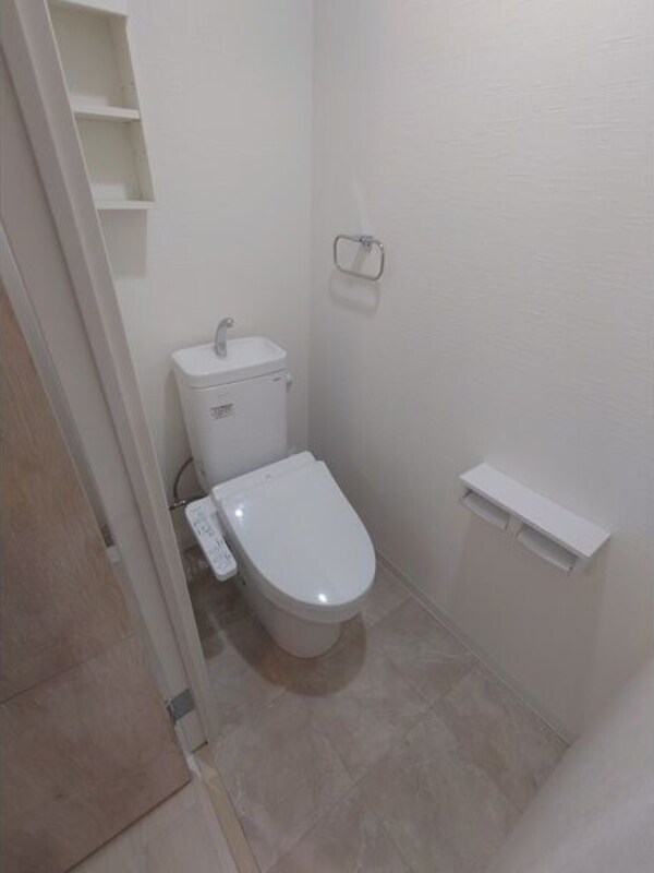 トイレ(※写真は同じマンションの違う部屋のものになります。)