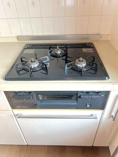 物件内観写真18　(三口ガスコンロ・グリル)