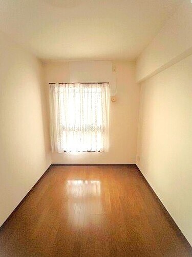 物件内観写真21　(洋室約5.0畳(東側・カーテンは撤去します))