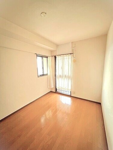 物件内観写真23　(洋室約5.0畳(中央・カーテンは撤去します))