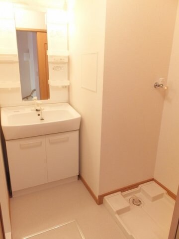 物件内観写真6　(明るい洗面所です)