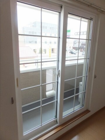 物件内観写真10　(開放的で明るい空間を演出してくれるバルコニーです)