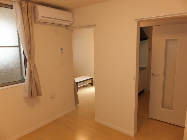 物件内観写真2　(洋室　【カーテン・エアコン】)