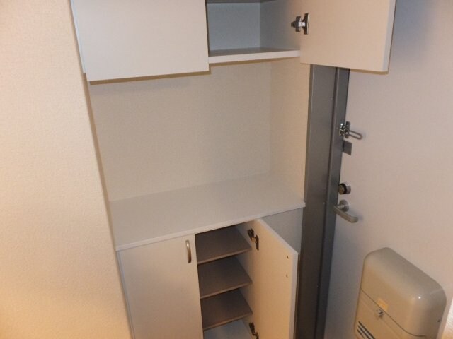 物件内観写真6　(下駄箱・郵便受け・傘立て付き)