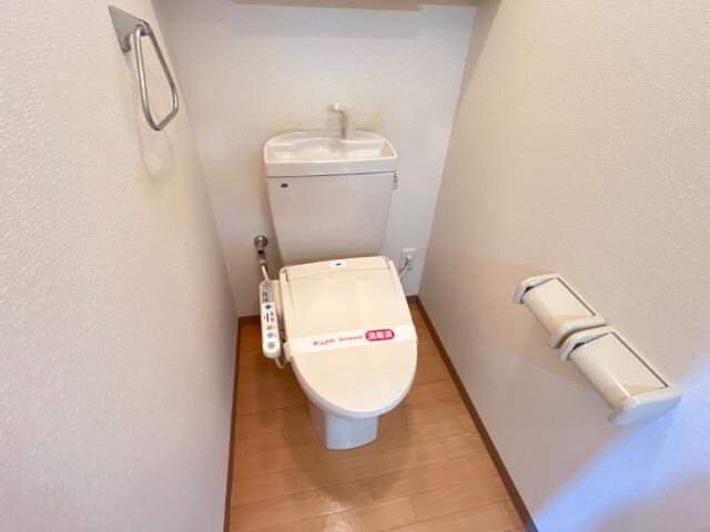 物件内観写真9　(シャワー付トイレ)