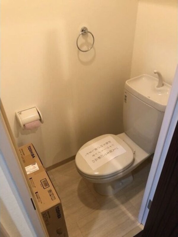 トイレ(※写真は同じマンションの違う部屋のものになります。)
