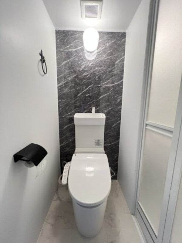 トイレ(※写真は同じマンションの違う部屋のものになります。)