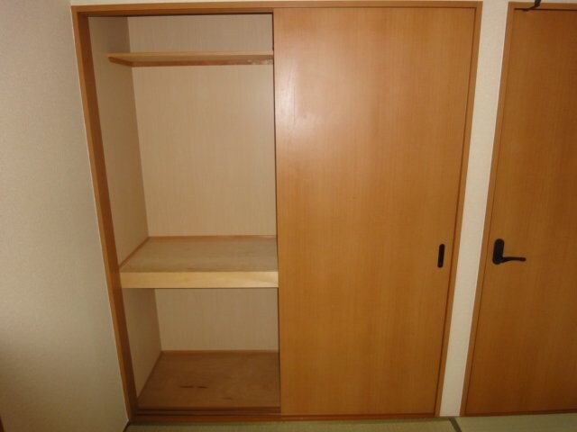 物件内観写真27　(和室収納)
